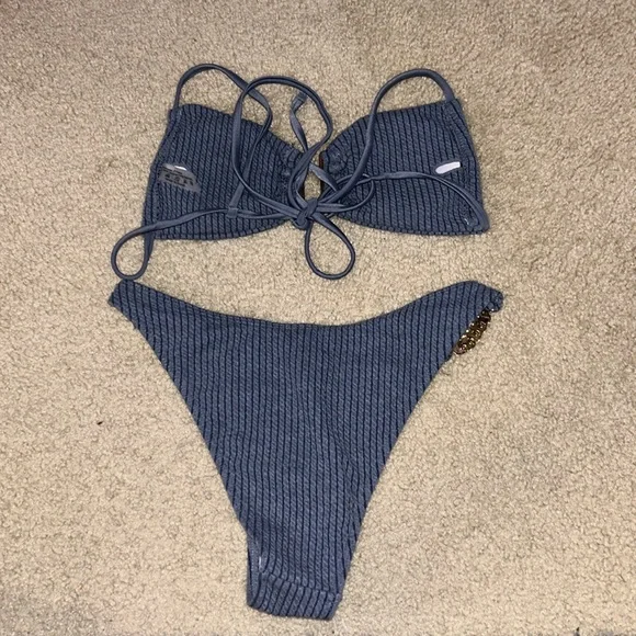 Bikini - Picture 2 of 2